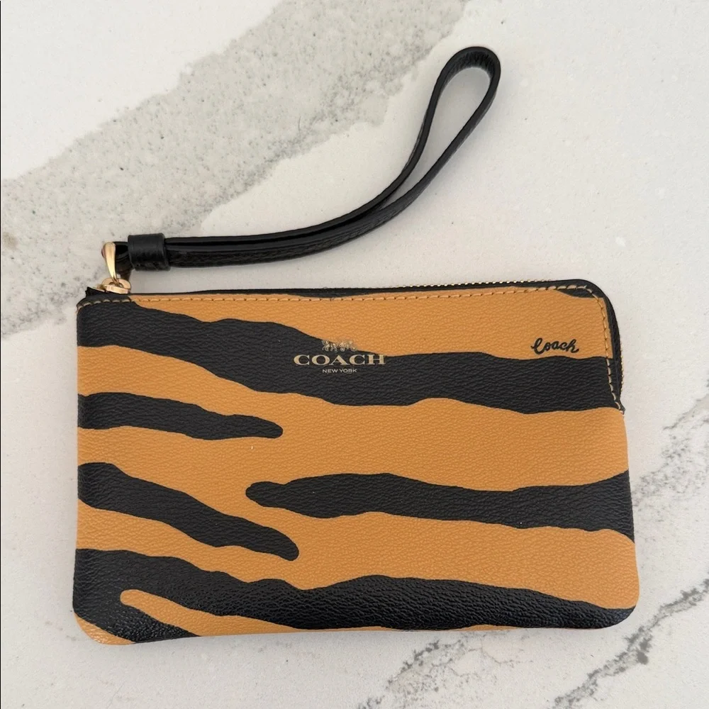Coach Corner Zip Wristlet Tiger Print - Picture 1 of 3